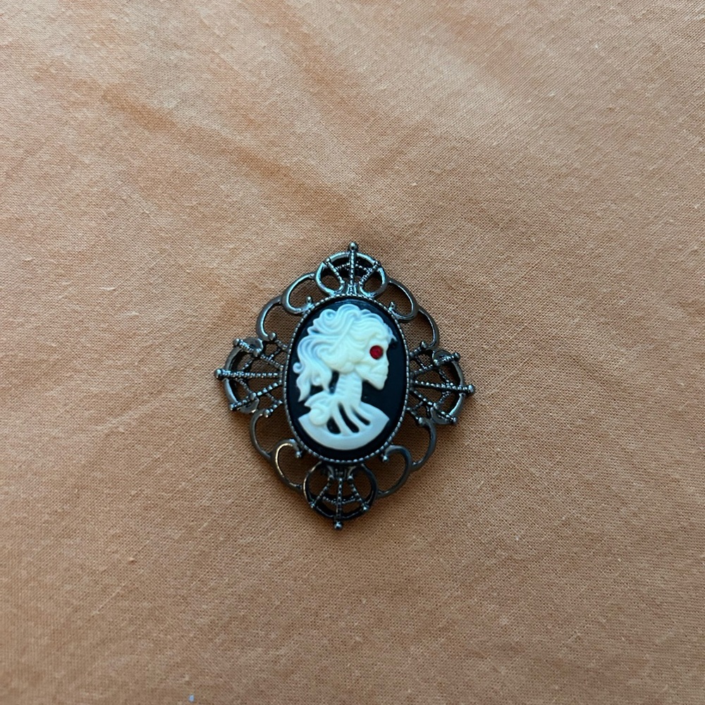 FINAL PRICE! 💀Vintage Gothic Cameo Brooch with Lab Ruby-Cosplay/Occult